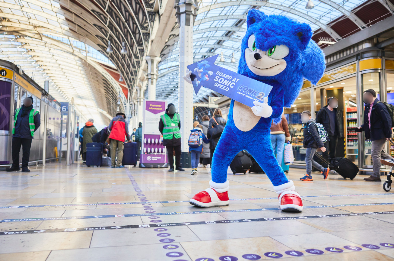 Sonic the hedgehog visits paddington today to board the heathrow express and get on his holidays at sonic speed (2)